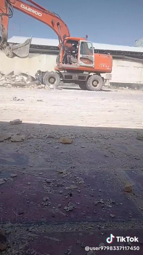 يعلن مكتب الفضلي لتفليش البيوت القديمة والمحلات القديمه بمواد يعني ماخذ فلوس بس المواد واسوالهيا كاع وحدل وسبيس تريد نته تفلش  عدنه آليات وعل ساعه نشتغلك الساعه 40الف العنده الاتصال او مراسله ***********
