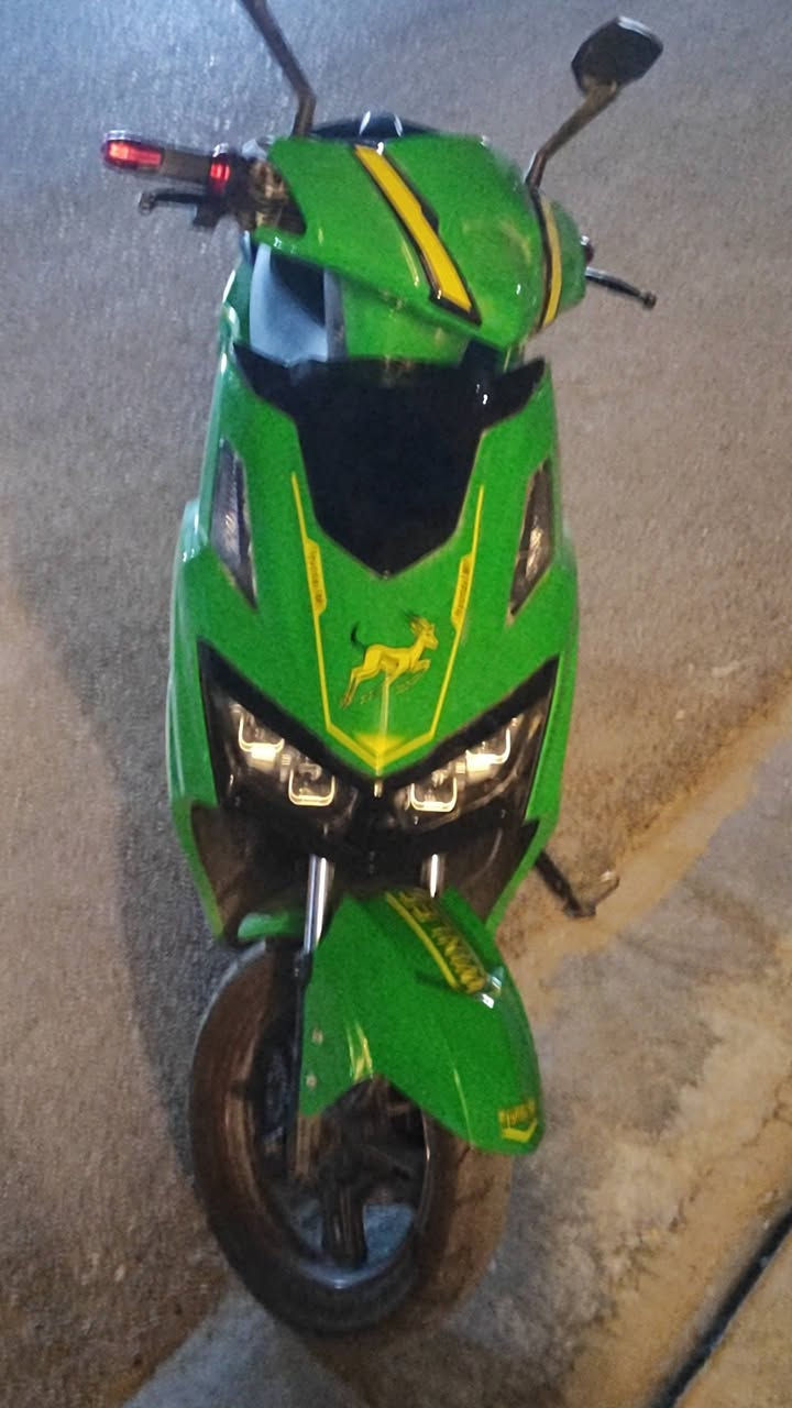 سلام عليكم شباب دراجه شحن للبيع بعده جديده بحاله وكاله وبيه ضمان 6اشهر بل بطاريات دراجه نضيفه فول تفاصيل كدامك. 

المواصفات 
الموديل 2026
البطاريه عدد 6 كبار مسطره
النمر او التحويلات 4 
السرع 4
تمشيك بل شحنه وحده 80كيلو وكثر 
ملفها سبورت
السرعه 100
نضام رجوع الخلف 
نضام  abs 
نضام  USB
نضام رجوع الخلف R
لدات سبورت  تجي كامله 
مدرعه بل كامل 
 لدات جانبيه 
اشاير رباعيه 
تشغيل عن بعد 
جهاز انذار السرقه 
قفل ستيرن 
شاشه تاب تعرض الك كل عطل ان وجد 
بيها بلتوث بل شاشه 
شلعه معدل فول 
سعره 800بيه مجال بسيط للشراي

اي استفسار اتصال 

***********
