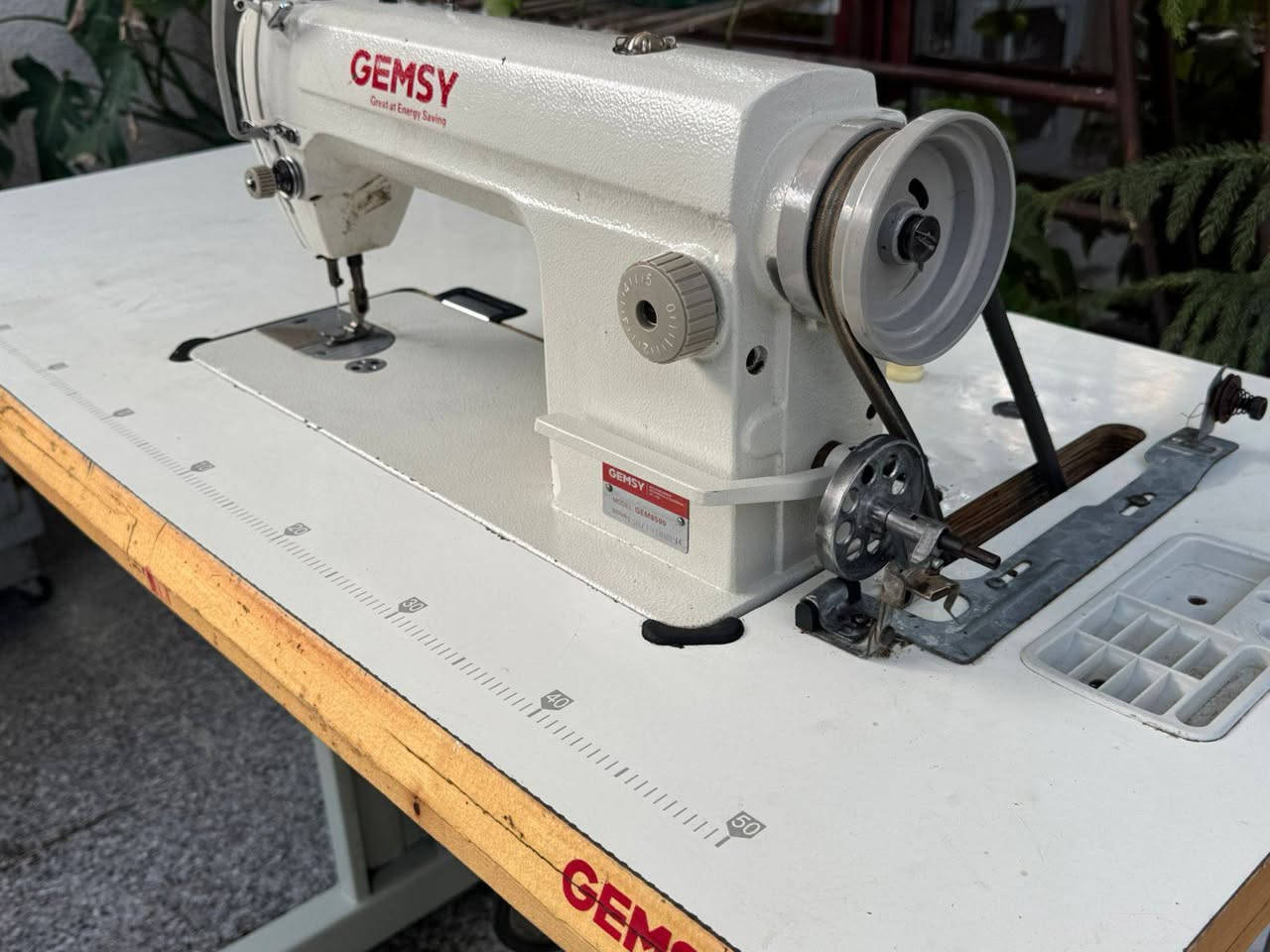 Gemsy8500
ماكنة خياطة  نوع جمسي وكاله اصلي 
ليبل واحد نضيف جداً 
تسحب كل الاقمشه 
سعر 225 ألف 
 ***********
