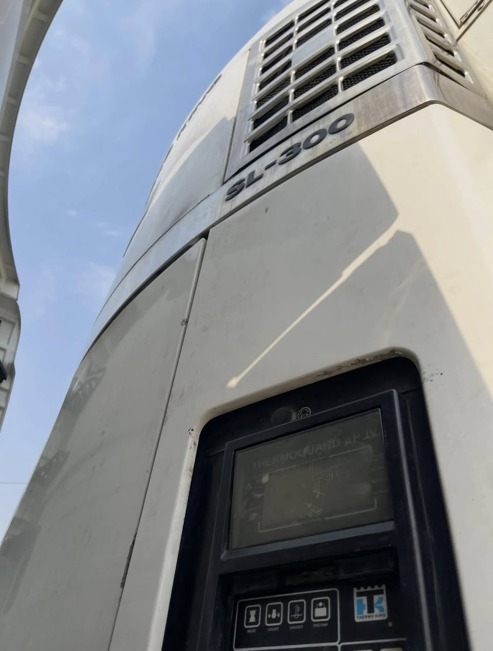 للبيع افيكو براد موديل الراس 2007 والعربانه شمتز 2007   شاصي طويل غاز 34 مكفوله كفاله عامه رقم سليمانية سنويه جديده هزه جديده رقم جديد تبريد تدفئه كير بيانو رتايدر ثلاجه داخليه دبل مناميه برده كهرباء السياره تصرف ابيع ( الراس او الراس وعربانه ) السياره كامله مكمله كبل لشغل للأستفسار اتصال فقط 
‏ ‭ (***********) (***********)
