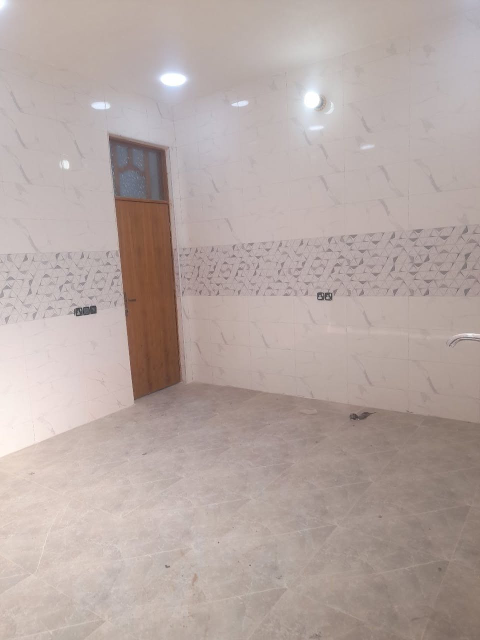 السلام عليكم 
بيت للبيع المساحه 200متر 
بناء جديد طابو على شارع 15
العنون نهاوند منطقة 11الف خلف البطاقه الوطنيه 
للاستفسار اكثر اتصل ***********
