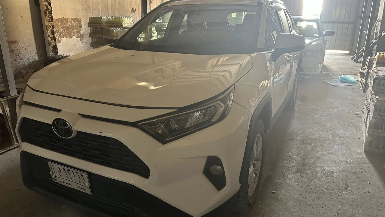 #سعر_مغرى_جدا
للبيع تويوتا RAV4 رافور بانزين
موديل السيارة : 2021
المسافة المقطوعة: 90مايل  
مواصفات ... XLE معروفة موصفاتها 
:بصمة تشغيل 
بصمة ابواب 
محرك 4 سلندر 2500 
بانزين  
تشغيل عن بعد 
بريك كهربائي 
فوريل 
اوتو هولد  
رادار امامي 
رادار نقطة عمياء 
رادار تحديد المسار 
وضعيات قيادة سبورت نورمال ايكو  
شاشة كبيرة 
تحكمات تحديد سرعة 
تبريد قطعتين 
شاحن واير ليس 
كشنات كهرباء 
اشاير بالمرايات 
4 انظمه قيادة 
وباقي المواصفات المعروفه 
وارد امريكي فقط باب سايق شبر  وبنيد شبرين  وجملوغ مبدل 
  رقم بغداد تحويل ثاني يوم 

للاستفسار 
***********
