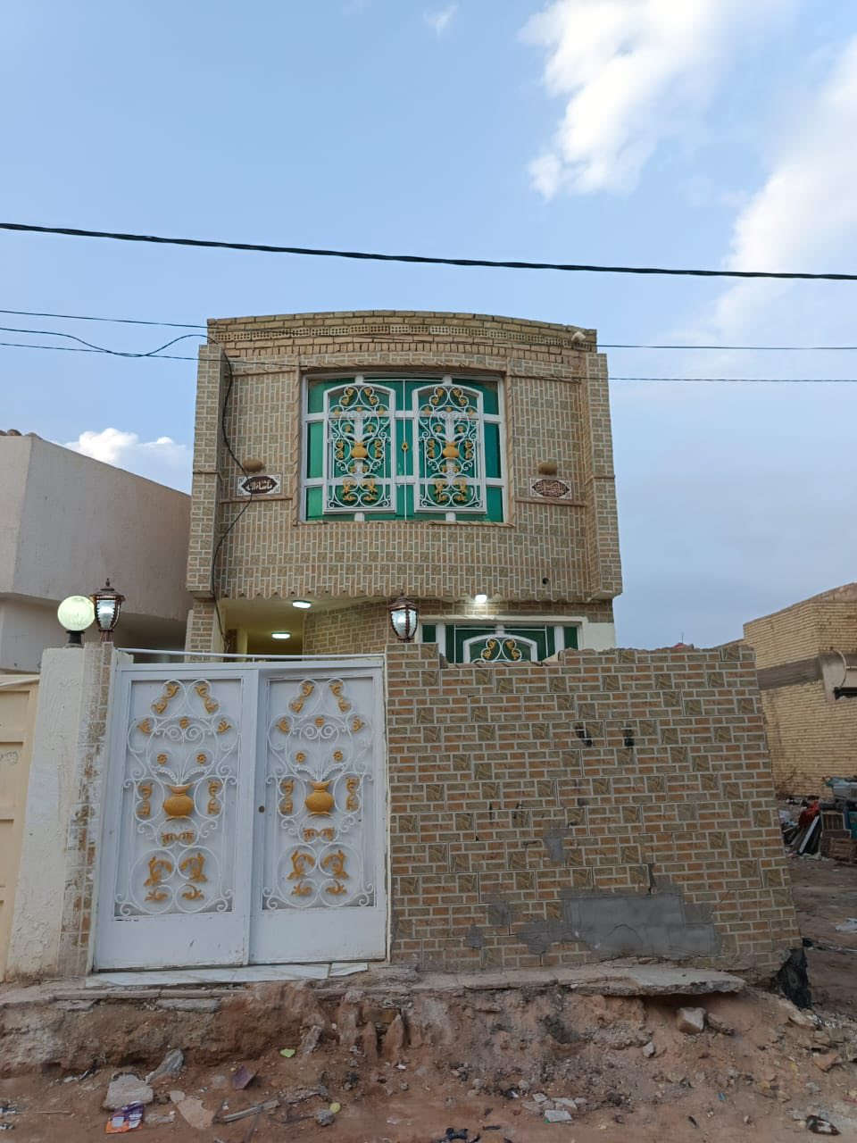 بيت 100 م طابق ونص للبيع طابق اول صب غرفه وصاله ومطبخ وستقبال وتخاريج وطابق الثاني غرفه وصاله سعر 78 الحولي شارع 30 اول ب 62 شراي يتصل ع رقم ***********
