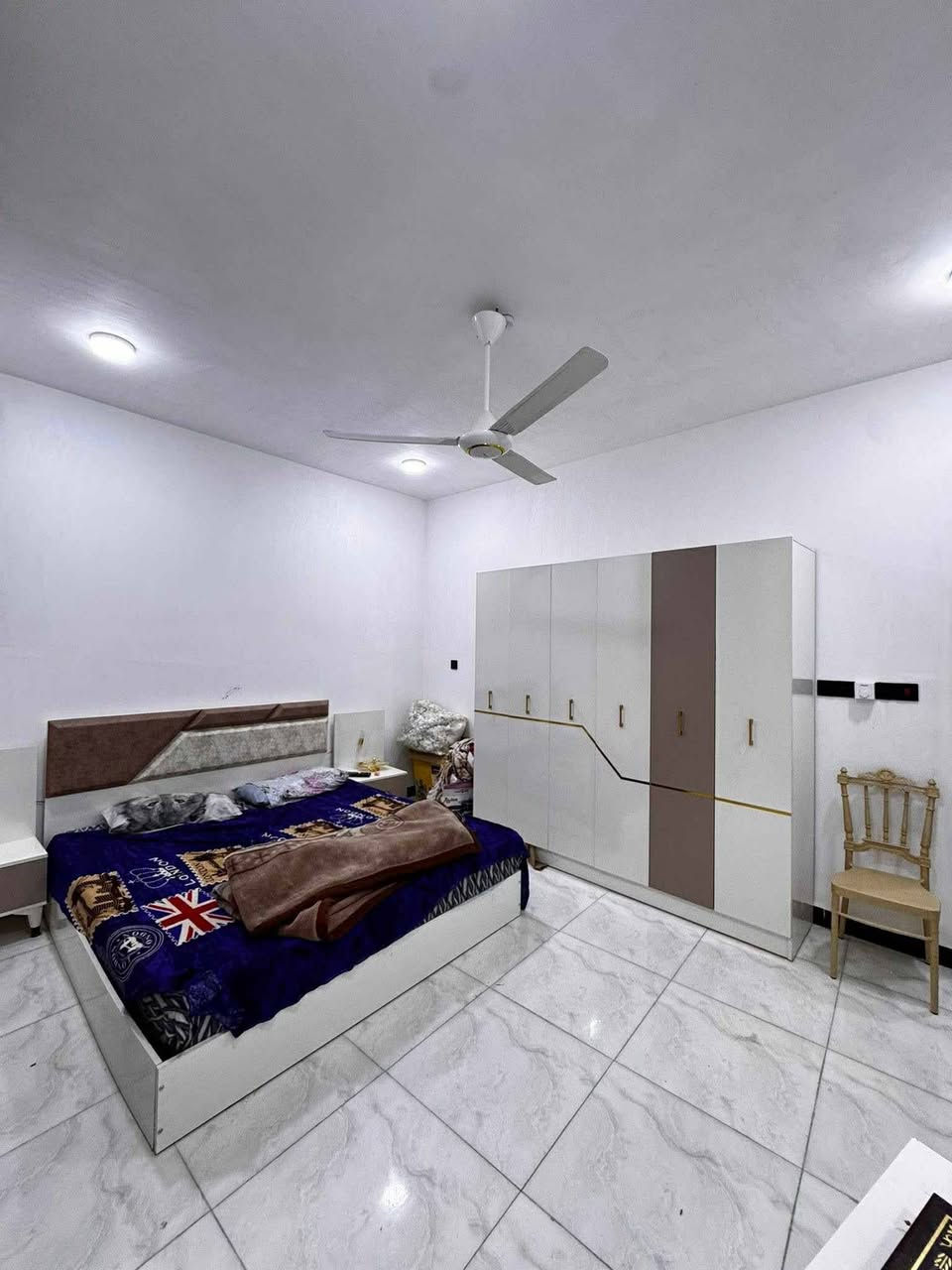 بيت للبيع 85 متر ركن على شارعين
بيت للبيع 85 متر ركن على شارعين

كربلاء الحر خلف أسواق المائدة بداية الحي

الطابق الأرضي 

صالة 

مطبخ 

صحيات 

محل 5‎*5مؤجر 

محل 3*3 مؤجر

الطابق الثاني 

غرفة 4*3

غرفة 4*5

صالة مع بلكونة مع منور 

صحيات 

السعر 135 مليون 

للعلم البيع مع الأثاث#

***********
