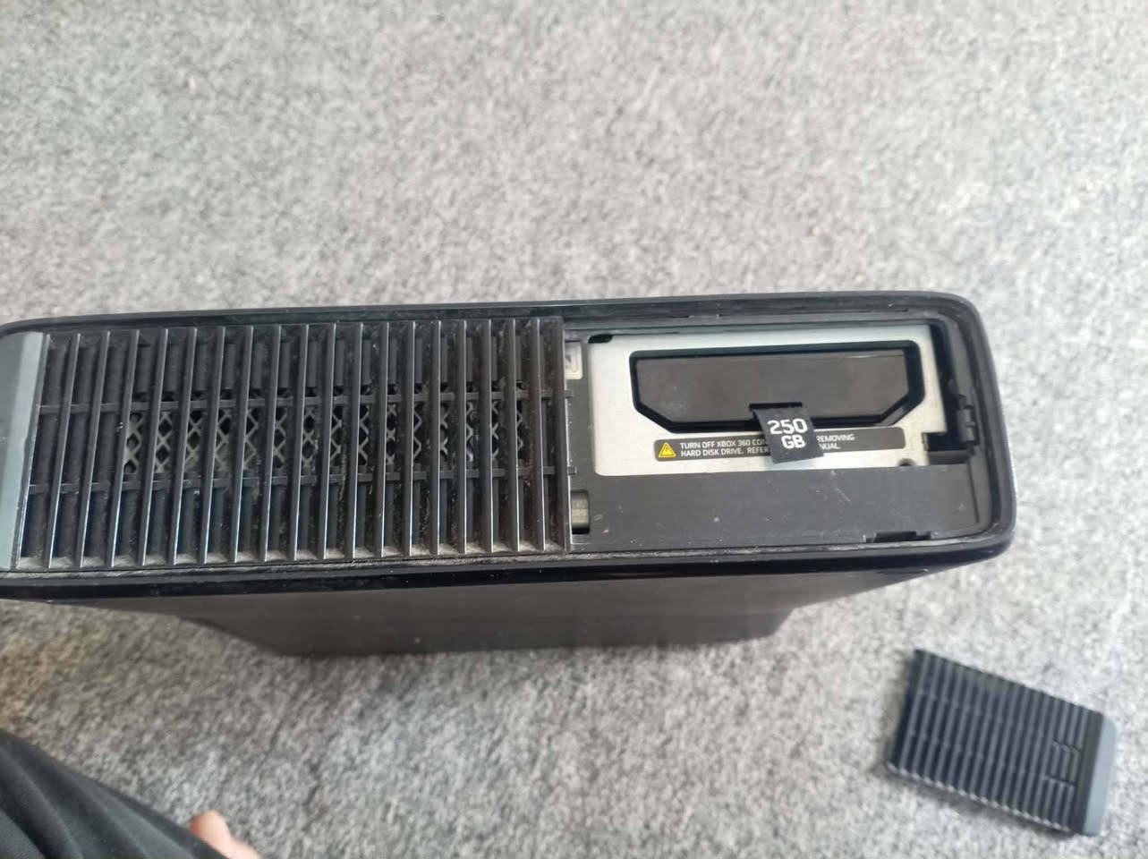 السلام عليكم بلي اكس بوكس 360 جهاز باله ما مفتوح لك ستيكر بي 145لعبا كامل ملحقات جوستكات 2 محوله اصليه واير اجدي1 مكاني نجف حي ميسان السعر 135وبي مجال الطيبين رقمي***********
