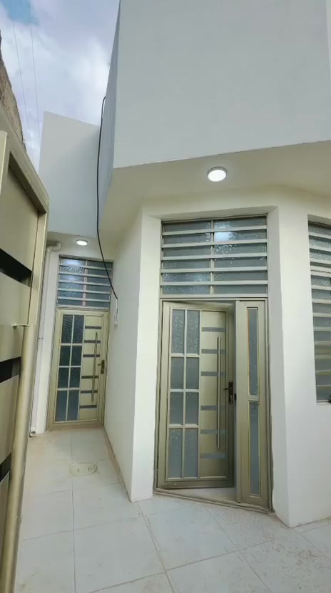 المساحه 100 متر  
💰 السعر: 51 مليون (قابل للتفاوض)
🏗️ البناء: طابوق  جمهوري
🏠 الأساس والسقف: صب كونكريت مركزي 

مواصفات البيت:
✅ غرفة نوم 1 🛏️
✅ أستقبال 
✅ صالة 🛋️
✅ مطبخ 🍽️
✅ صحيات 🚿

الخدمات المتوفرة:
🔹 ماء 💧
🔹 كهرباء ⚡
🔹 شوارع مبلطة 12 متر  🚗
🔹 مدارس قريبة 🏫
🔹أنترنيت ضوئي 
🔹 خط مولده 
📍 الموقع: النجف – حي ميسان، شارع الزوار 
قرب شارع 60 
📜 طابو زراعي (إقرار محكمة)

📞 للتواصل: ***********

(ملاحضة ) متوفر لدينا كافة المساحات والدور  ألسكنية وعرصات 
وأراضي زراعيه
