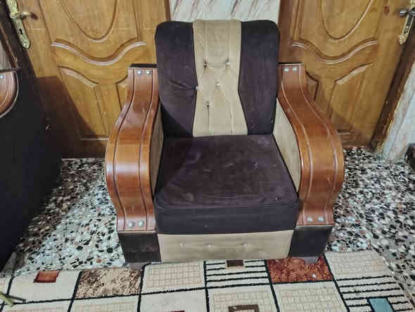 السلام عليكم تخمين للبيع ٦ قنفات و٤ كراسي اللون مثل ماموضح أمامكم السعر 650 وبي مجال 
الهاتف. *********** بي واتساب
