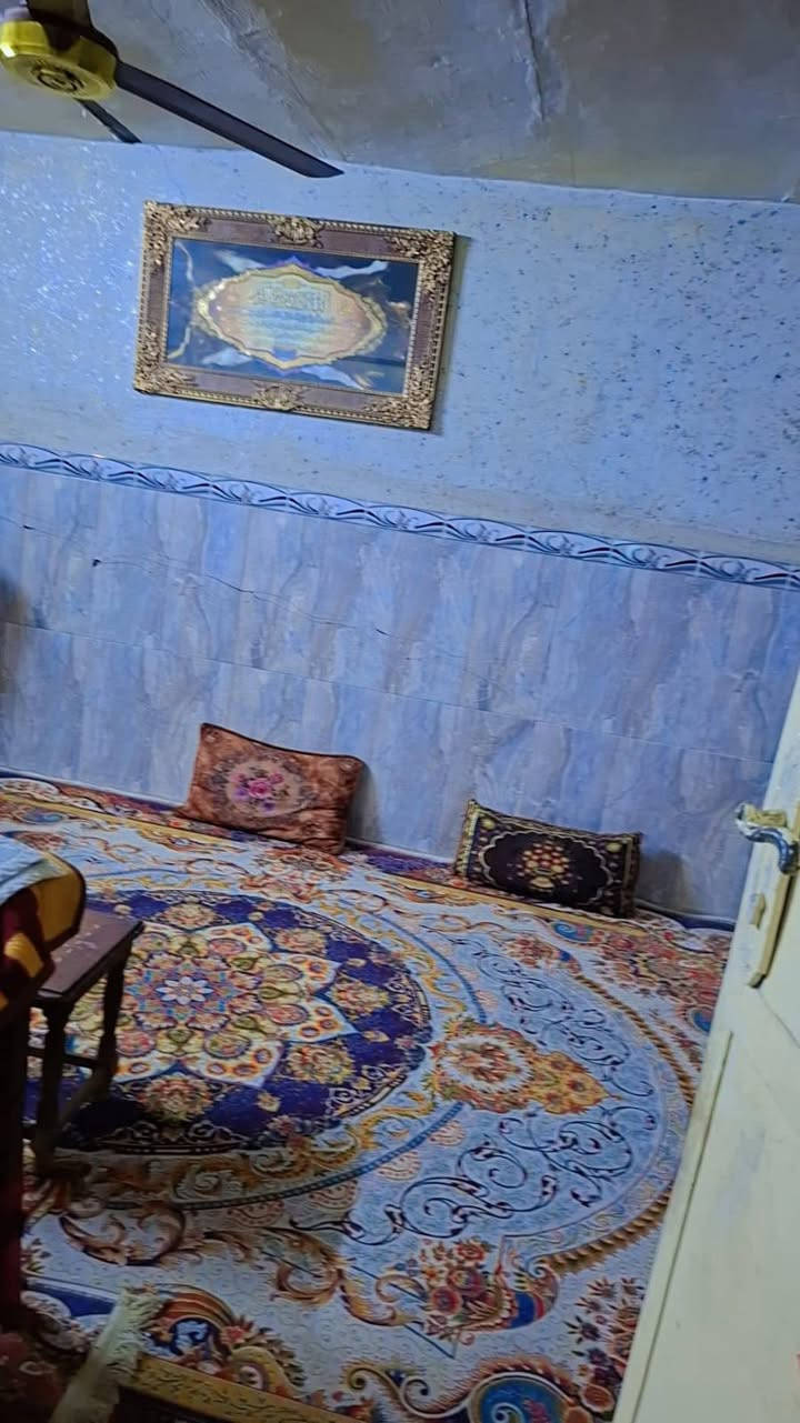 عروض حازم العمشاني للعقار للبيع
بيت مساحة 144 طابق ونص عكاده نضيف
يتكون من ستقبال ومطبخ وصاله وغرفه نوم 
وحمام وتواليت والطابق الثاني غرفتين نوم
مكان مدينة الصدر قطاع 55خلف المستشفى 
سعر 240وبي مجال رقم ***********
مراجت مكتب حازم العمشاني للعقار
