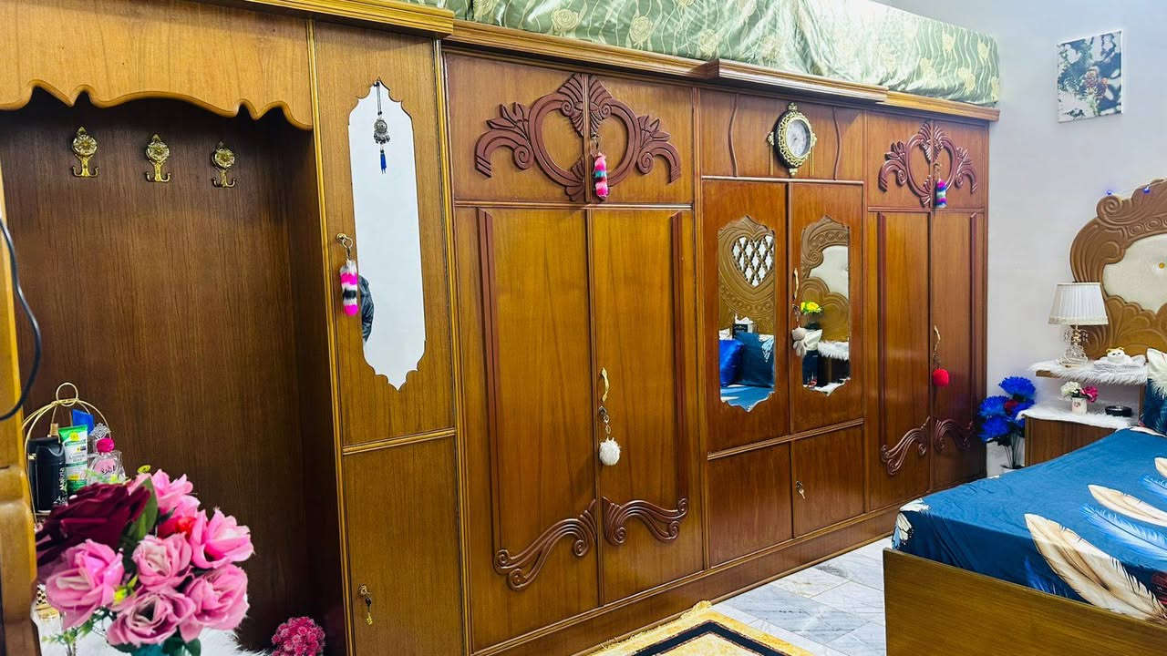 السلام عليكم عندي غرفه نوم للبيع اخشاب عراقي *********** مكان كوفه حي ميسان
