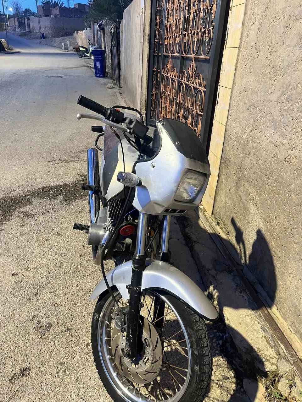 السلام عليكم متاح ماطور جاوه  محرك 350 يرهم بيع ويرهم مراوس ماطور كله شغال بس بي صوت بولبرنات مكاني الانبار قضاء راوه 
***********
