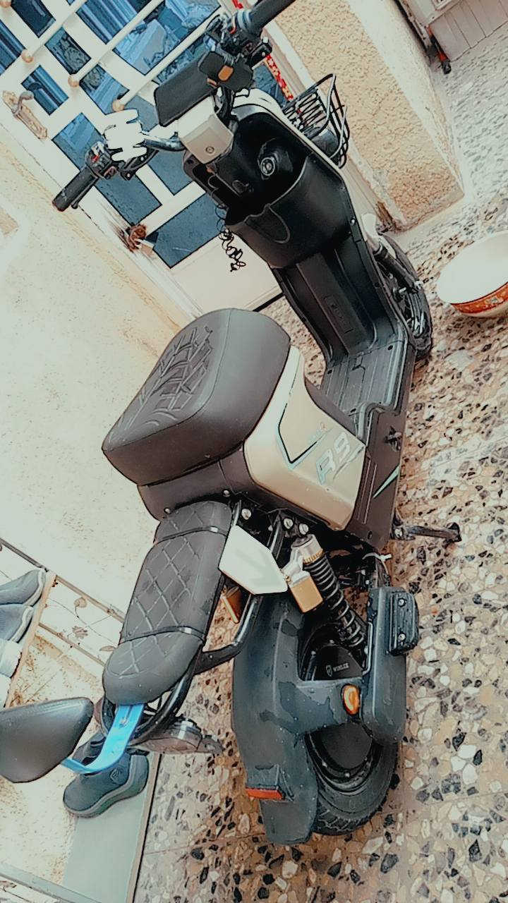 سلام عليكم عندي دراجه شحن ار 9 مواصفات فول جديده صار لها ثلاثه اشهر من ماشيه بطاريات خمسه ومبدللها تاير مشتري لها شاحنه الاصليه دراجه ما بيها اي عطل جديده بالاضافه وياها الشاحنه وحاكيه صوت شرطه الدراجه نظيفه اريدها ب 350,000 وبيها مجال اني مشتريها 500,000 وبيها مجال وهذا رقمي مال واتساب *********** وهذا 
مال رصيد***********
