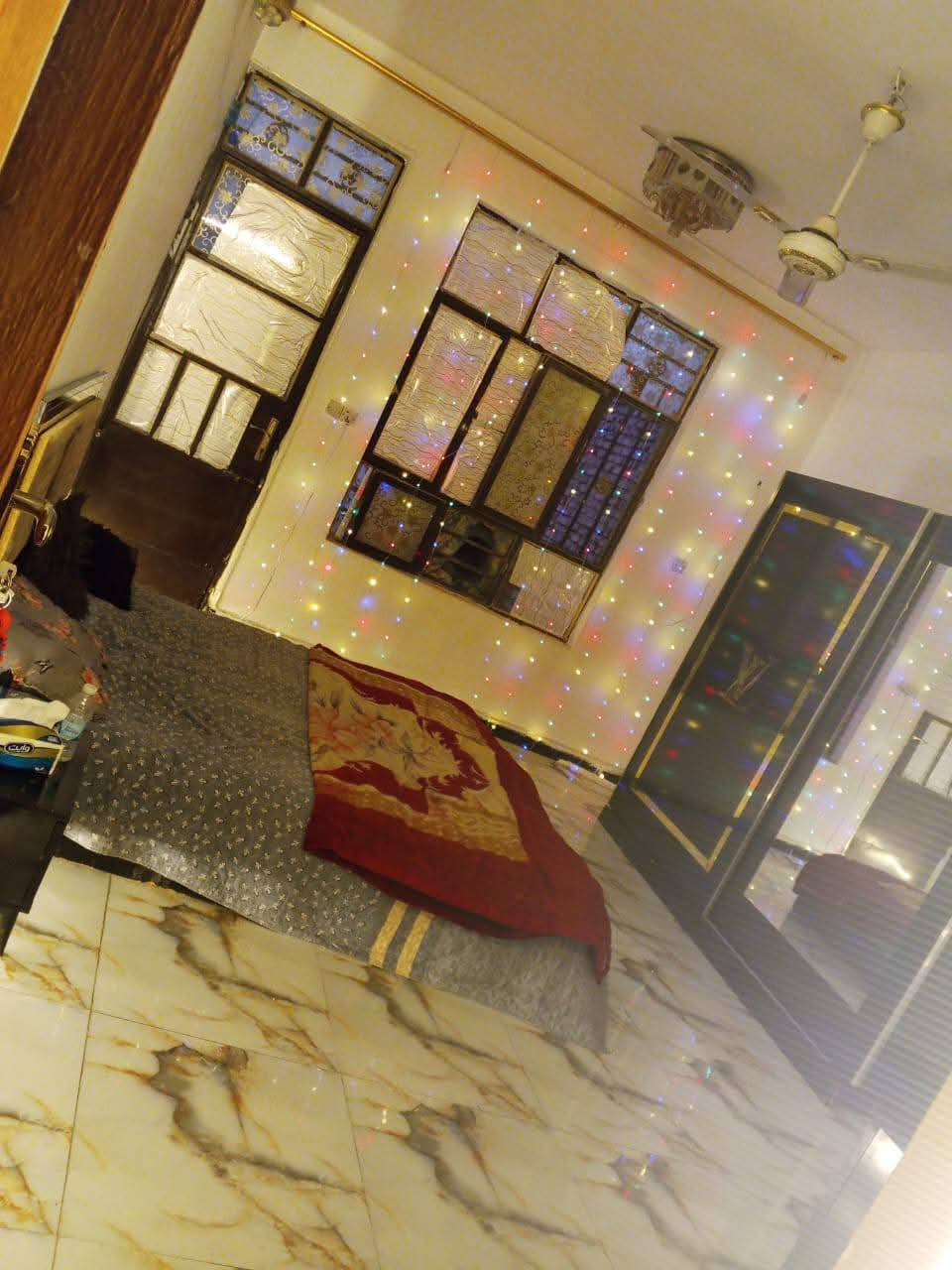 السلام عليكم منزل للبيع في بغداد طابو صرف
🔰مساحة المنزل 85 متر
📍📍📍📍يباع مع الاثاث كامل 📍📍📍📍
🔰واجهه المنزل 4 متر 

🔰 النزال 21 متر 

🔰 يحتوي على كراج متوسط المساحة + استقبال 4×5

🔰 درج + منور 

🔰 مطبخ حار + صاله او مطبخ بارد + حمام 

🔰 الطابق الثاني يحتوي على غرفه 4×5 + 

🔰غرفه 4×4 مع حمام 

🔰الطابق الثالث بيتونه + سطح 4×5 

🔰 و سطح ثاني 4×4 

🔰 المنزل مترمم سنه 2018 بناء عگاده جديد كامل 

🔰 سيراميك الطابق الاول كامل والطابق الثاني ازاره

🔰 السطحين شتايكر كامل والبيتونه ايضا شتايكر 

🔰 حمامات 3 سيراميك كامل 

🔰 جام الشبابيك كامل جاهز وأي كسر مابي فقط فتحات 🔰السبالت وكيبلات الانترنيت 

⚠️ سعر المنزل 180 مليون دينار مع الاثاث قفل 

⚠️للتواصل *********** 

📍العنوان بالحبيبية شارع لحوم باقر الموسوي
