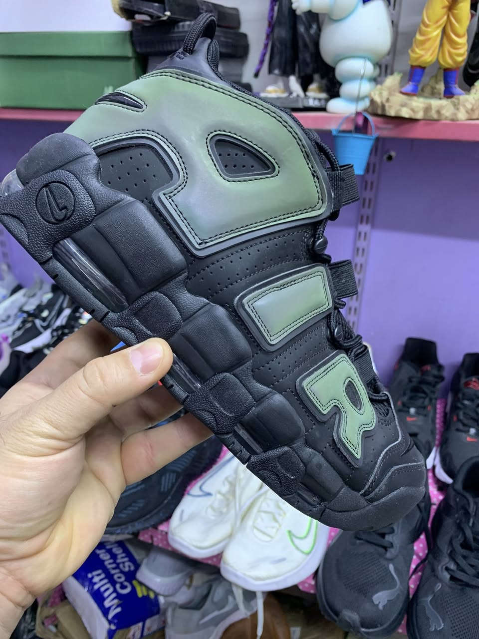 حذاء رياضي باله اصلي قطعه بشرط نضافه 100/100 قياس 45 طول قدم 29 سم السعر 30 الف يوجد توصيل جميع المحافظات ***********
