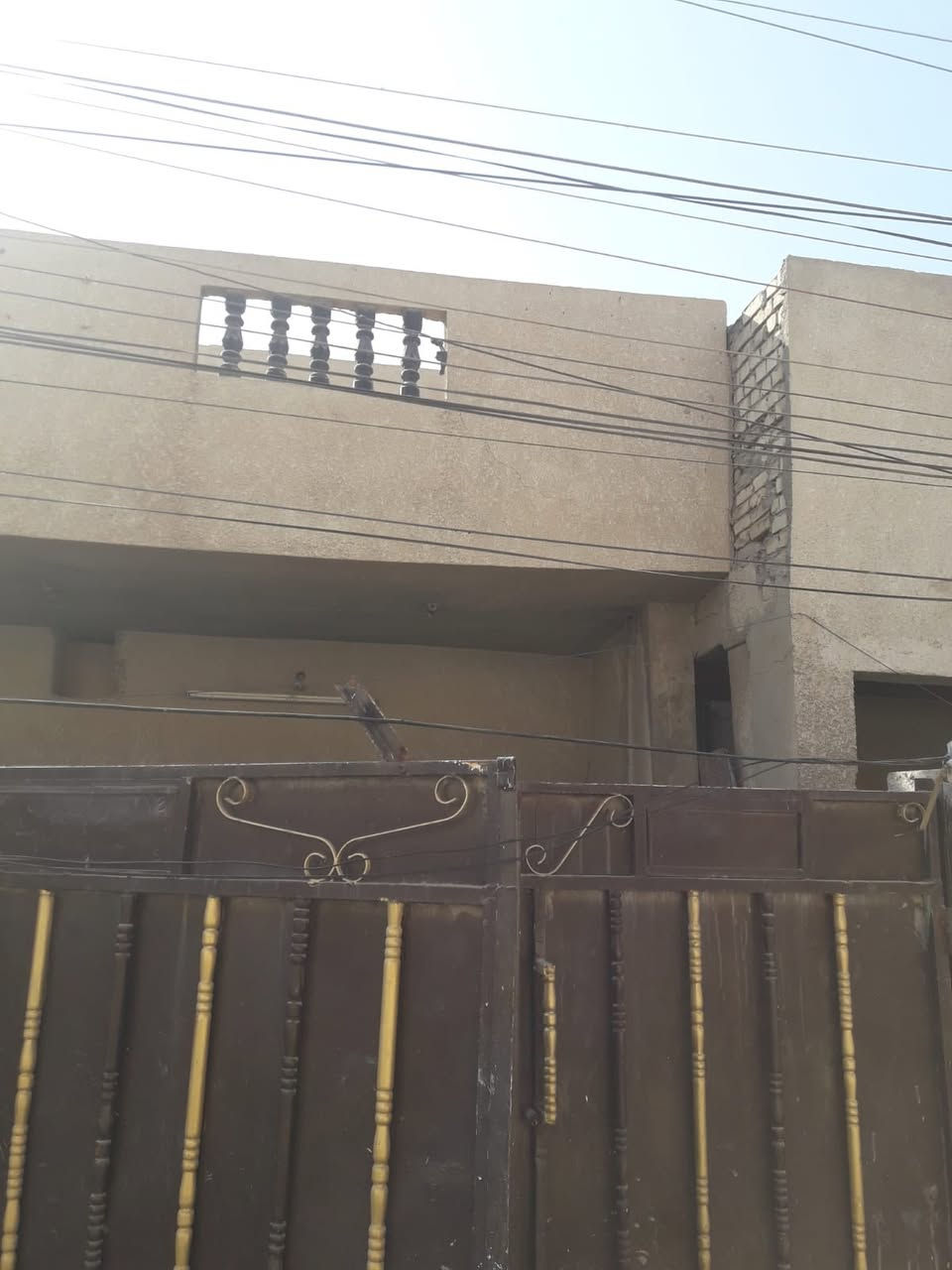 دار مساحته 144 متر الواجهه 10 متر والنزال 14.4 متر في الدوره بداية  ابو دشير خلف المركز بالقرب من الملعب و مزرعة ابو فلاح بناء بالتسعينات مسلح مضبوط طابق واحد ابيع قطعة أرض سعر المتر مليون علما ان الدار فارغ  للاتصال ***********

