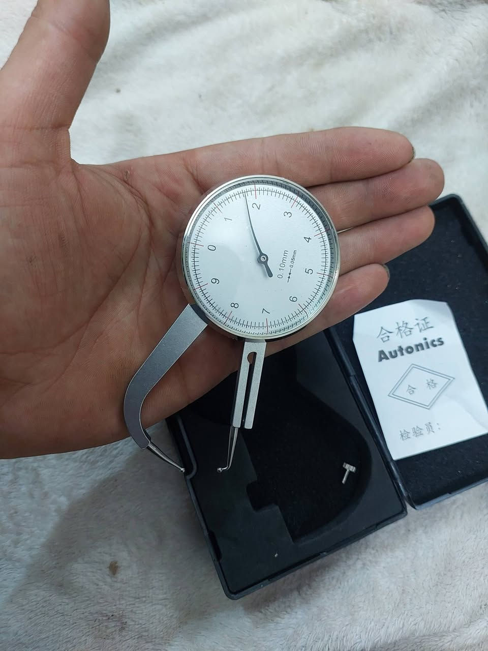 هذا الجهاز هو عبارة عن مقياس سمك ميكانيكي (Dial Thickness Gauge) من العلامة التجارية Autonics.الاستخدام: يُستخدم لقياس سمك المواد بدقة مثل العدسات، الألواح المعدنية، أو الجلد.المواصفات: عادة ما يكون نطاق القياس من 0 إلى 10 ملم مع دقة تبلغ 0.05 ملم.المميزات: يحتوي على أطراف قياس ملساء (مسبار) مصممة لتجنب خدش المواد الحساسة كالعدسات.       اول تم 30 الف


**إذا كنت صاحب هذا الإعلان وتريد حذفه لأي سبب، رجاءا أرسل رسالة إلى الدعم الفني**