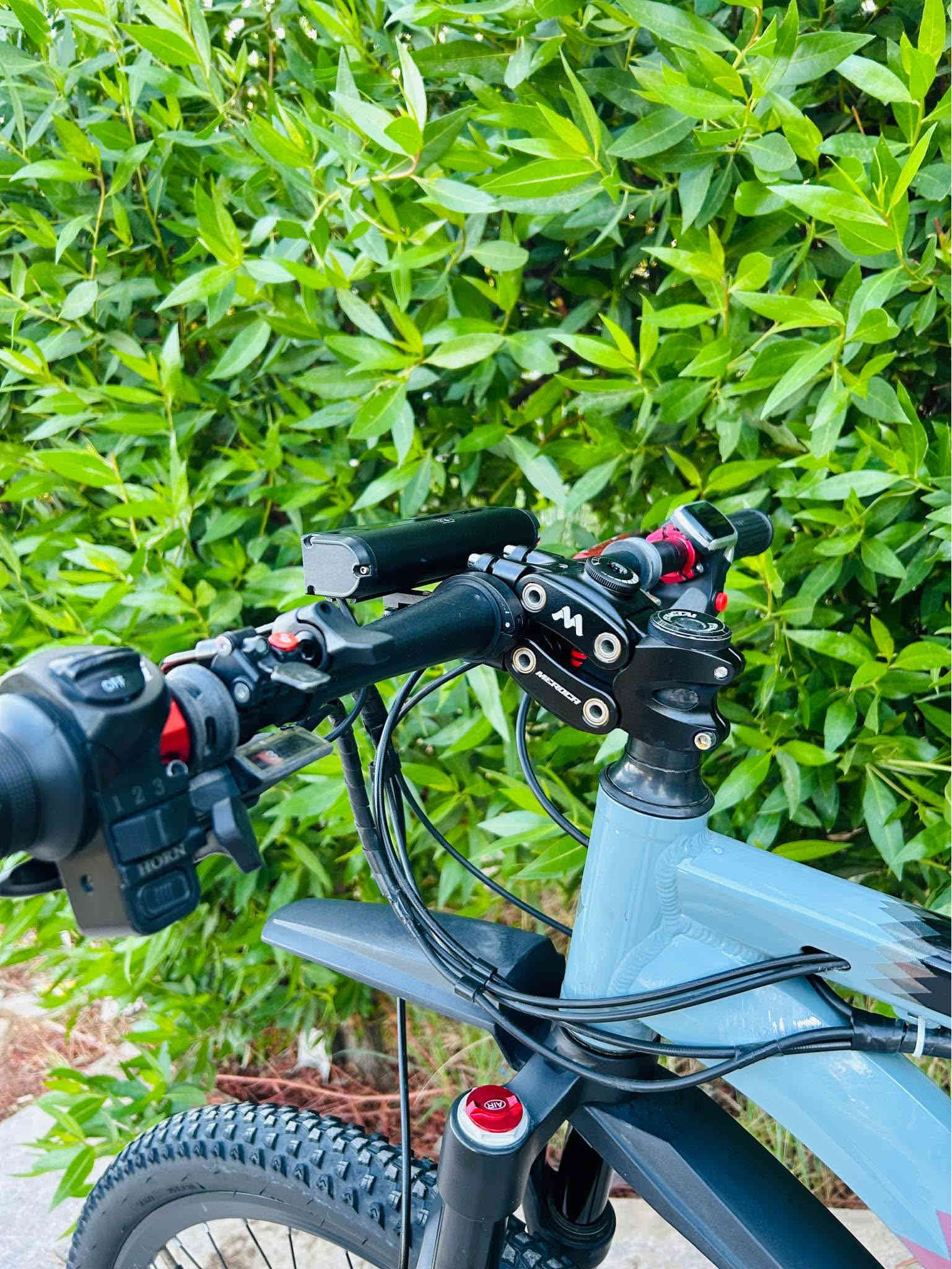 السلام عليكم🩶
للبيع بايسكل جبلي شحن حجم 29 فريم عالي 
فول مواصفات بريكات دهن ماركه زوم احمر
الكير الامامي 3 والخلفي 8 سستم A5
سرج دروبر تحكم ستيرن دبل امامي امامي هواء تحكم ستيرن
بريكات حساس امامي وخلفي لايت امامي 6 عدسات 
جاملغات امامي وخلفي ماركه جاينت الملف 500w
 والبطاريه 48volt سرعه 60 مفتوحه حقيقي 50   منفذ شحن 
السعر 750 الف قفل الشراي يخابر ميعجبك اعبر المنشور ✨
مكاني بغداد الشعله حي الجوادين 
للاستفسار /*********** بغداد
