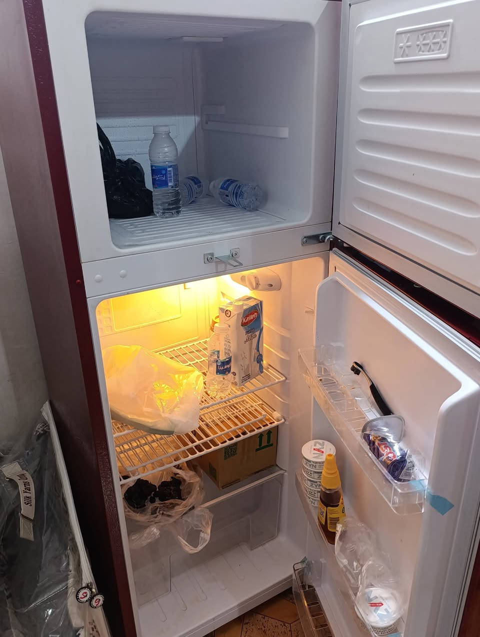 اغراض بيت استعمال اشهر قليلة ( نظافة عالية ) 
تخم 5 مقاعد ( 155 الف ) 

ثلاجة جبسون الاصلي (  220 الف )

ميز تلفاز ( 90 الف ) 

للتواصل *********** واتسآب فقط
