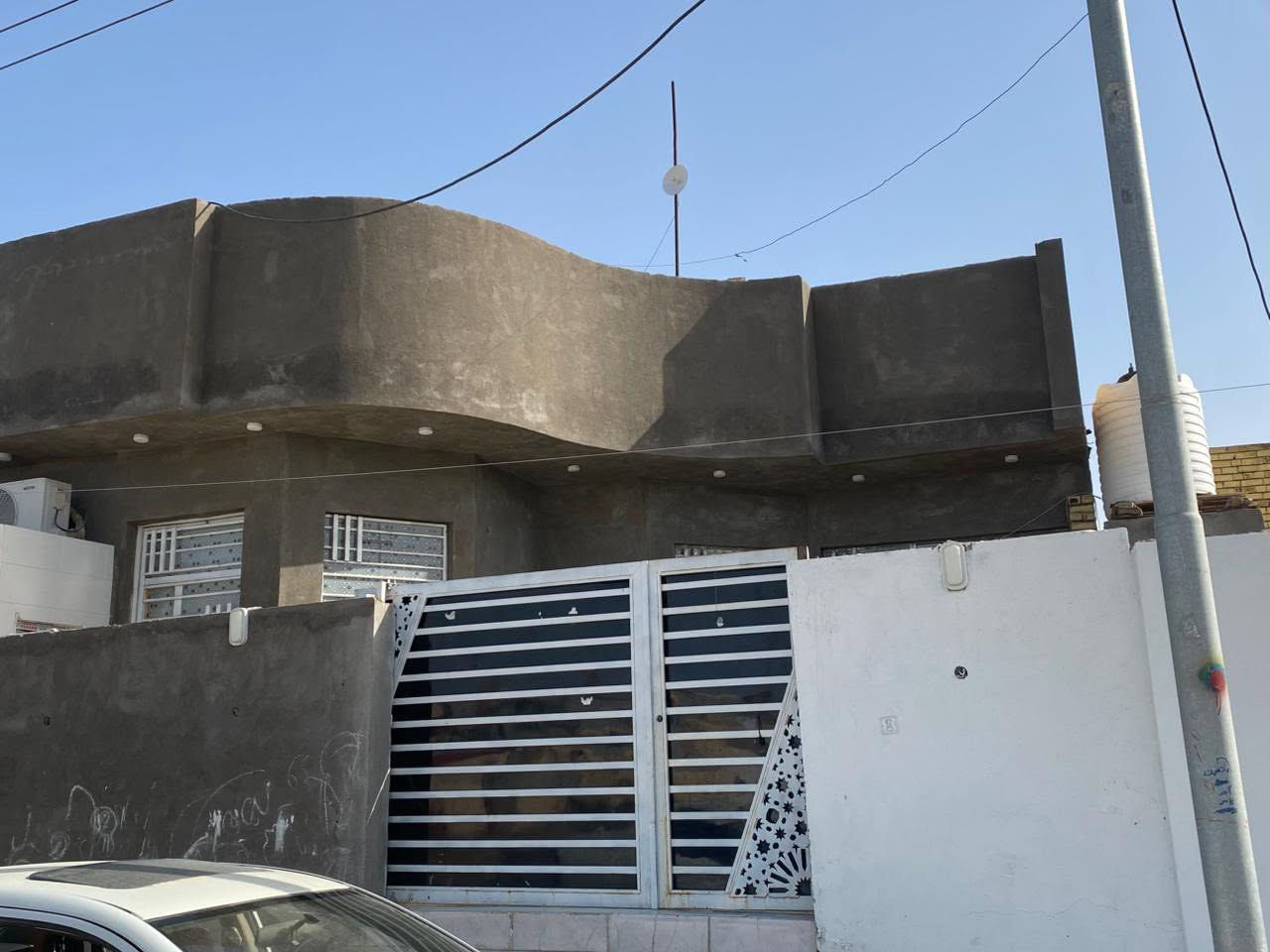 بيت مساحته ٢٠٠ م
مبنى حديث صارله ١٠ أشهر
بناء طابوق كونكريت نظام طابقين الطابق الثاني مامبني
يتكون البيت من طارمه ٥ في ٥
استقبال زائد صاله كبيره زائد غرفتين ومطبخ وصحيات داخليه وخارجيه تبليط وكهرباء وماي بالباب
للاستفسار
***********
