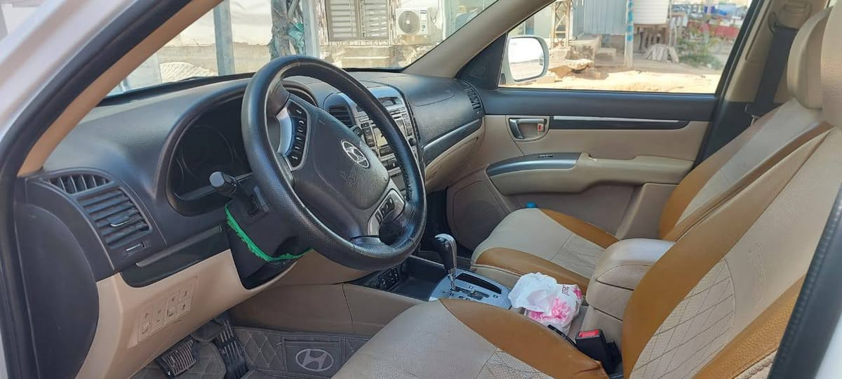 السلام عليكم
سنتافي وارد خليجي فول مواصفات 
موديل 2011 شكل 2012
مكفوله كفاله عامه 
رقم بابل انكليزي 
6سلندر 
مداور ثاني يوم باسمي اي استفسار اتصل
*********** 
مكلف بالنشر
