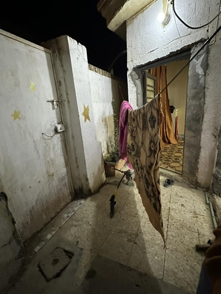 السلام عليكم 
بيت للبيع في منطقه الـ معالي قرب الحولي  قريب مدرسه الخلود مساحه 125 متر مشمول بتطويب 
يتكون من غرفه وحمامات  ومطبخ وصاله واستقبال سطح شتايكر بناء بلوك السعر 15مع المجال 
للاستفسار اكثر ***********
