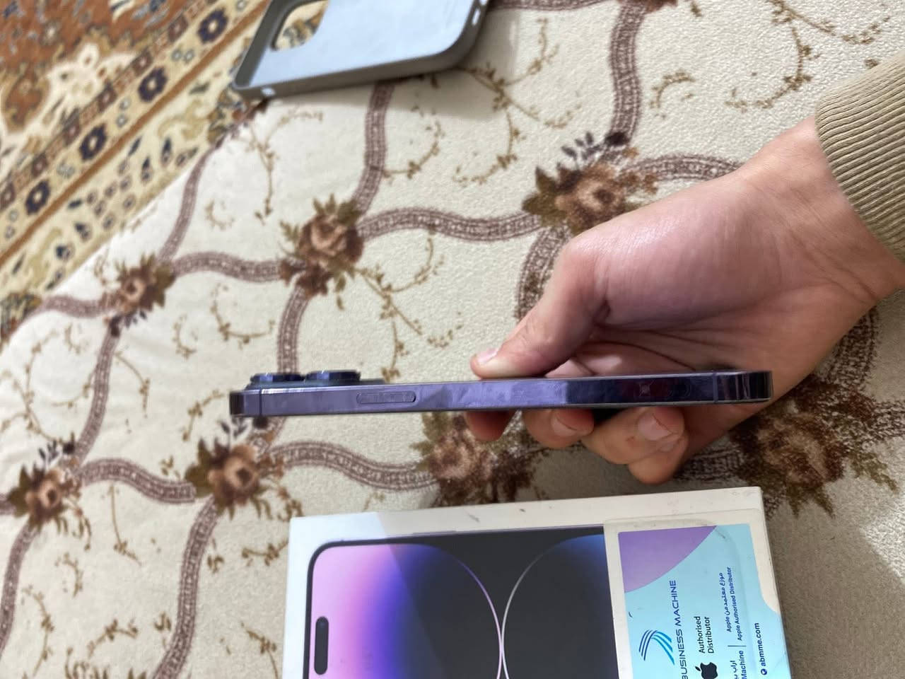 سلام عليكم ايفون 14برو ماكس للبيع دبل خط(خطين)
ذاكره256
بطاياريه79
جهاز نضيف بدرجه 
الضرر مستبدل ضهر بلادي شركه مامفتوح الجهاز 
سعره. 750وبي مجال شي قليل 
مكاني فلوجه. 
الاستفسار. ***********
