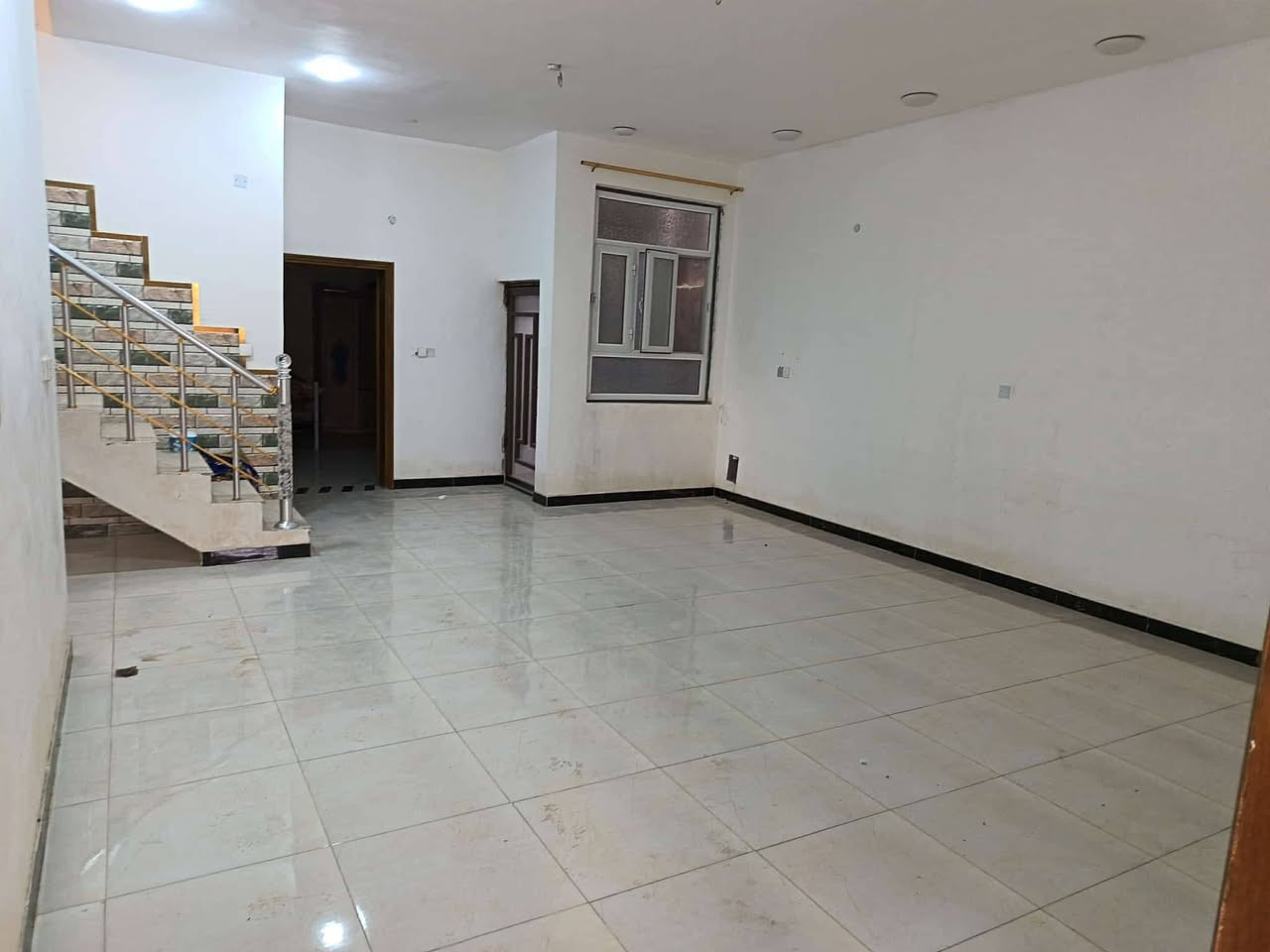 دار للبيع مجمع إسكان الدوح شارع النخيل المساحه ٢٥٠ م بناء سنة ٢٠٢٣ غير مطلوب يعني حر للاستفسار الاتصال على الرقم ***********
