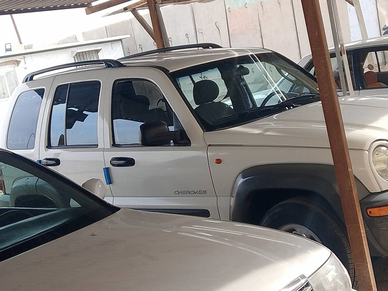 جيب لبرتي ٢٠٠٤
مزاد وزارة الداخلية سياره جديده جاهزه تترقم بصرة 
السعر ٥٠ وبيهه مجال 
***********
