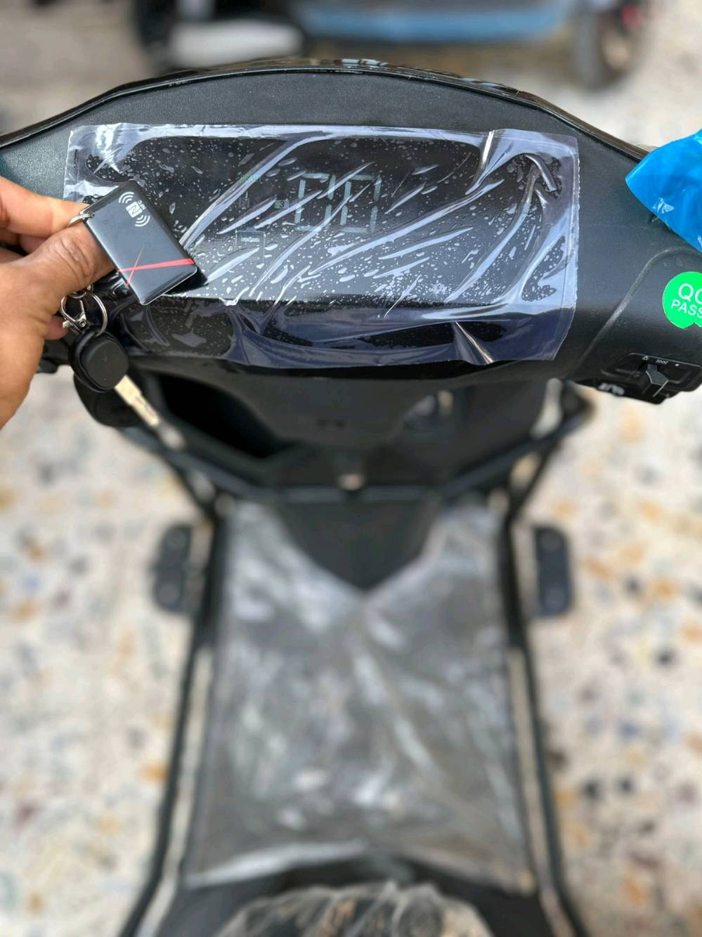 للبيع موطور شحن ماكس مدرع ٢٠٢٥ موطور حيل نضيف مستخدم قليل 6 بطاريات سماعه بلوتوث كرت تشغيل عن بعد 
