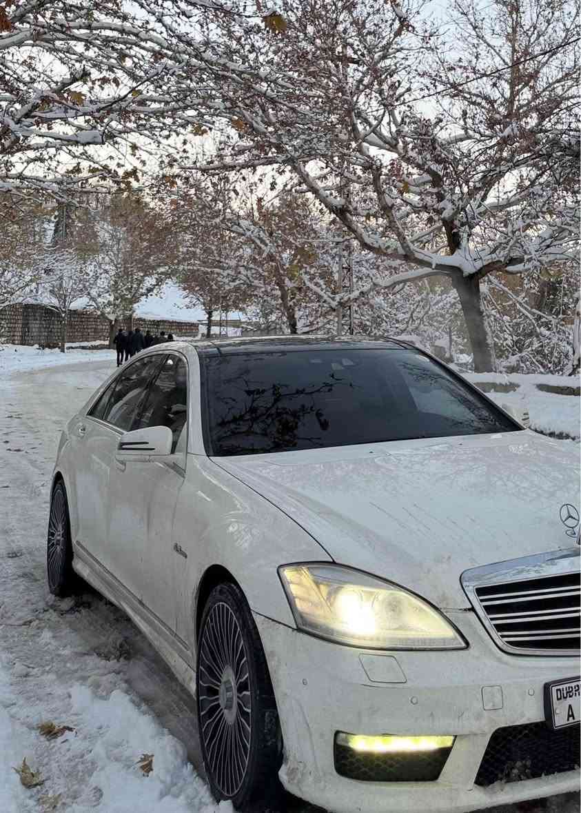 Mercedes Benz S63 AMG 2013 
هەشت پستۆنی تەنەفس تەبیحی 
لە مواسەفات فول فولە لە باس کردن نایەت 
هەموو گیانی بەشەرت 
سەیارەکە دوبەیە و موس و براوە نییە بە شەرت سەیارەکە ساغە نوقسانی نییە (***********) WhatsApp + Viber أربيل, العراق
