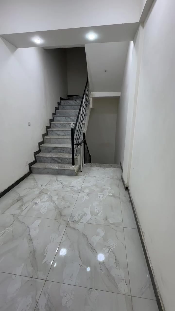 السلام عليكم
بنايه تجاريه للايجار مساحه 250م واجهه 12.5 نزال20

متكونه من 3 طوابق وغرفه حارس

كل طابق يحتوي على خدمات

كذلك تحتوي على مصعد للاشخاص ومنظومه حريق ودرج طوارئ

البياع الاولى شارع 20 مقابل مجمع الزوالي

للاستفسار ***********

***********
