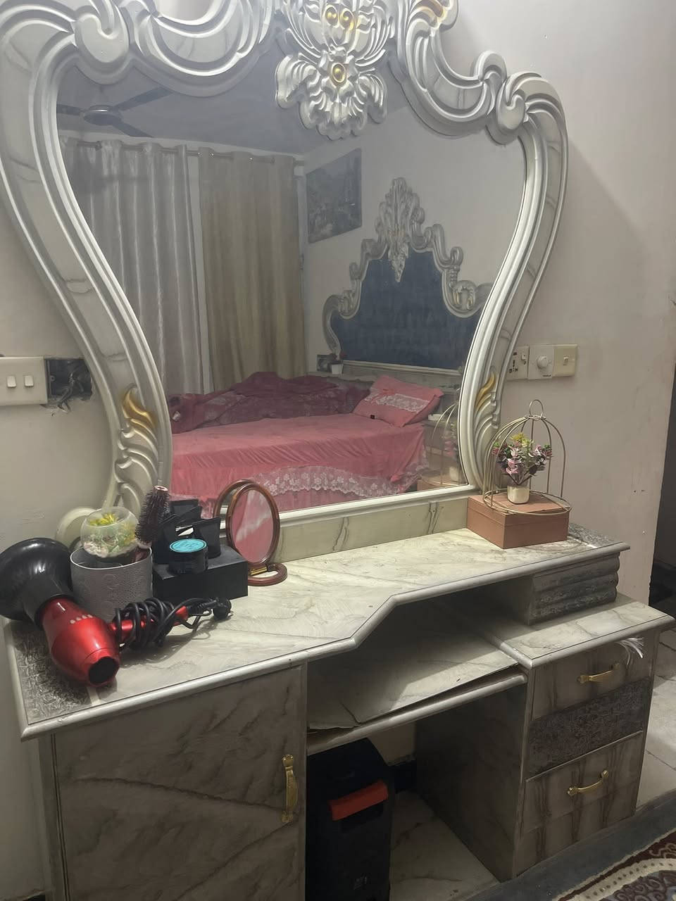 السلام عليكم غرفه عراقيه دزاين تركي  للبيع غرفه نضيفه اخت الجديده مستخدمه شي قليل السعر 900 وبيها مجال *********** اتصال او واتساب
