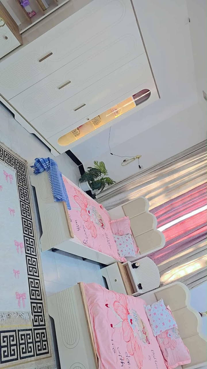 بيت ١٠٠متر كامل بناء حديث سنه ٢٠٢٥طابقين يباع مع لاثاث او بدون يرهم حسينيه بلمدرسي يم كنطره السلام طابق الثاني ثلاث غرف فوك وصحيات وصاله وطابق لارضي غرفه ومطبخ واستقبال وصاله وصحيات خارجيه وداخليه كامل من كلشي ماي مجاري سعره ٦٧.....***********
