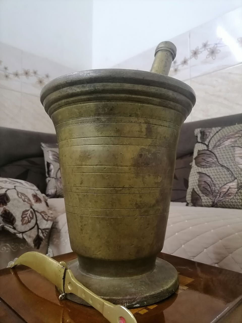 السلام عليكم ورحمة الله وبركاته جبنالكم تحفه فنيه من اندر النوادر هاون بغدادي امخدد ارتفاع ٢٤ وا ربع امخدد داخل وا خارج وا ارتفاع اليدا ٣٧ الوزن ثقيل هاون رقم واحد للبيع السعر خاص مكان موصل وا لا يوجد لدي توصيل وهذا رقمي *********** موجود واتساب علا هذا الرقم
