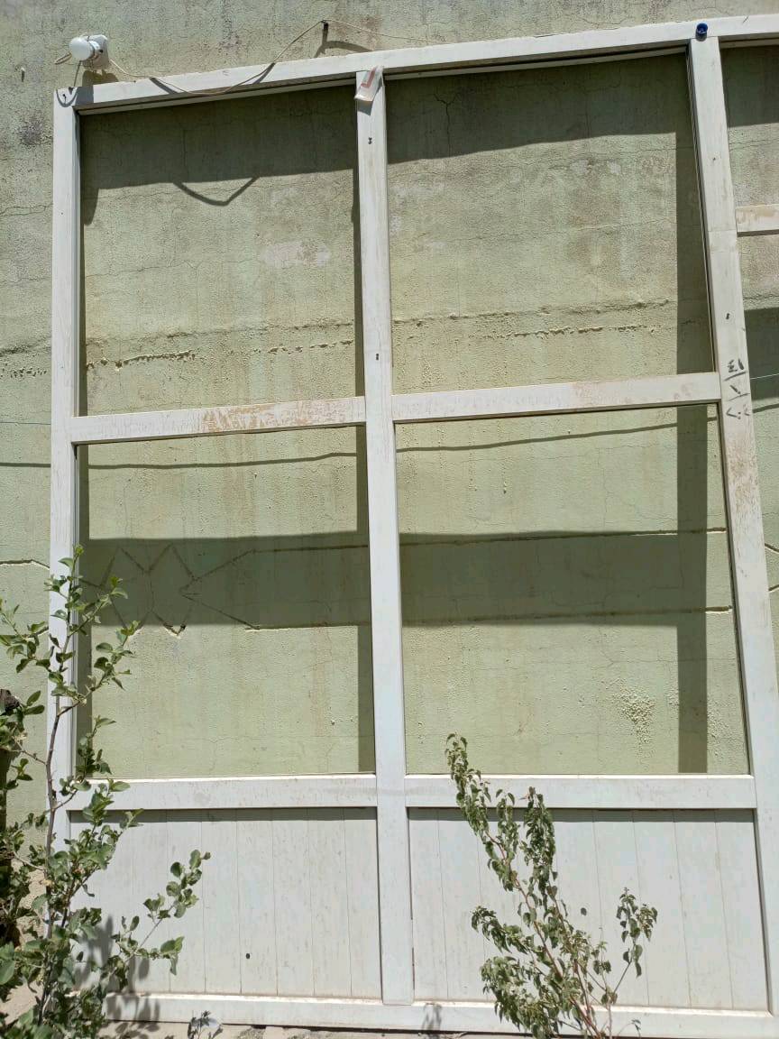 باب دفتري قياس2 متر وربع وعرض 4ونص سعر 200محجرات عدد اربعه كبير أبو نقش سعر 150كتيبه واجهيه ترهم لمحل قياس 3متر ارتفاع وعرض 3 سعر 100 