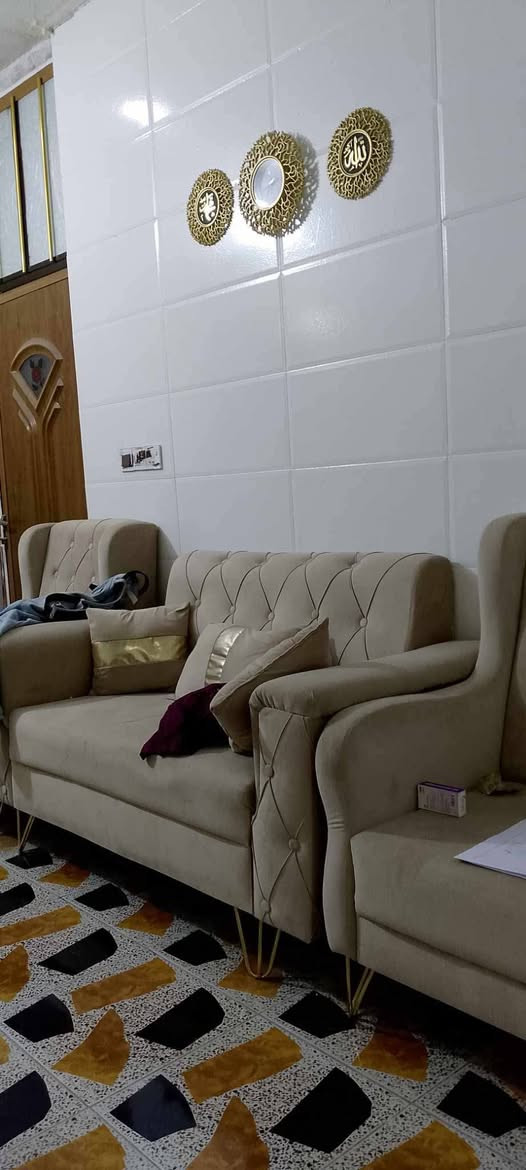سلام عليكم بيت االايجار مساحه 100 غرفه 1 وصاله ومطبخ ومجمع صحيات بكرلي قرب تقاطع دانه سعر الايجار 275  البيت واصل مولده وانترنيت ضوءي  ***********
