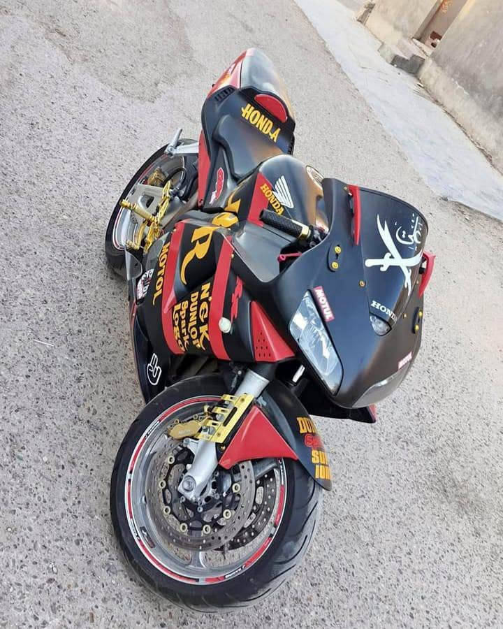 دراجة رياضية Honda CBR 600RR بحالة ممتازه،مكفوله من كير ومكينه وشاصي وضفيرة تصميم مميز باللون الأسود والأحمر مع إضافات ذهبيه رياضيه
المواصفات والإضافات:
محرك 600cc أربع سلندرات.
كزوز رياضي ARROW تعرفون بصوته بعد
ستيكرات وتصميم رياضي
قواعد قدم رياضية CNC باللون الذهبي.
إطارات بحالة جيدة.
دسك أمامية وخلفية جديده
دهن جديد ماء اخضر زيتي
جاهزة للاستخدام ولا تحتاج مصاريف.
سعرها 32 وبيها مجال 
رقمي *********** بغداد, العراق
