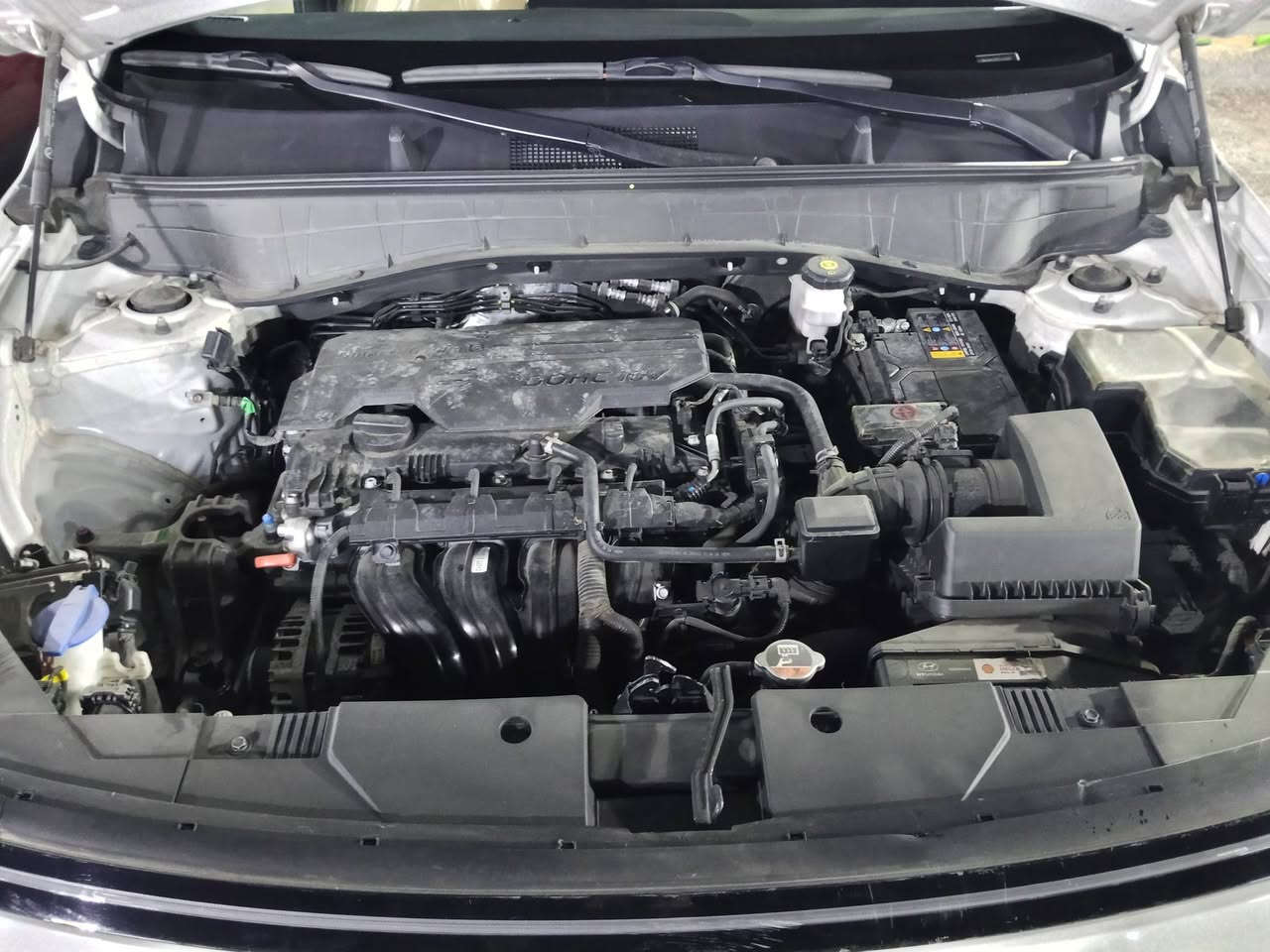 للبيع: هيونداي كونا 2024 (Kona) - خليجي فول مواصفات
السيارة بحالة الوكالة، تجمع بين التكنولوجيا المتطورة والاقتصادية بالوقود.
المواصفات العامة:
الموديل: 2024 (الشكل الجديد كلياً).
المواصفات: خليجي - فول مواصفات (Top Option).
المميزات والإضافات:
التصميم الخارجي: إضاءة LED ممتدة (Seamless Horizon Lamp)، فتحة سقف، ويل كاب حجم كبير، حساسات أمامية وخلفية.
المقصورة: شاشة دبل (الشاشات المدمجة الجديدة)، كاميرا 360 درجة، رادار، كراسي جلد (تحكم كهربائي)، شحن لاسلكي.
الأنظمة: نظام القيادة الذاتية البسيط، تثبيت سرعة ذكي، تنبيه خروج عن المسار، ونظام صوتي مميز.
حالة السيارة (البدن):
الضرر: السيارة جداً نظيفة، بيها جاملغ وبانيد مبدل بلادي (نفس اللون وبدون صبغ)، وباقي السيارة مكفولة من كلشي
الشاصي والايرباك: كفالة عامة (سليم 100%).

الاستفسار اكثر 
(***********.  واتساب فقط)
