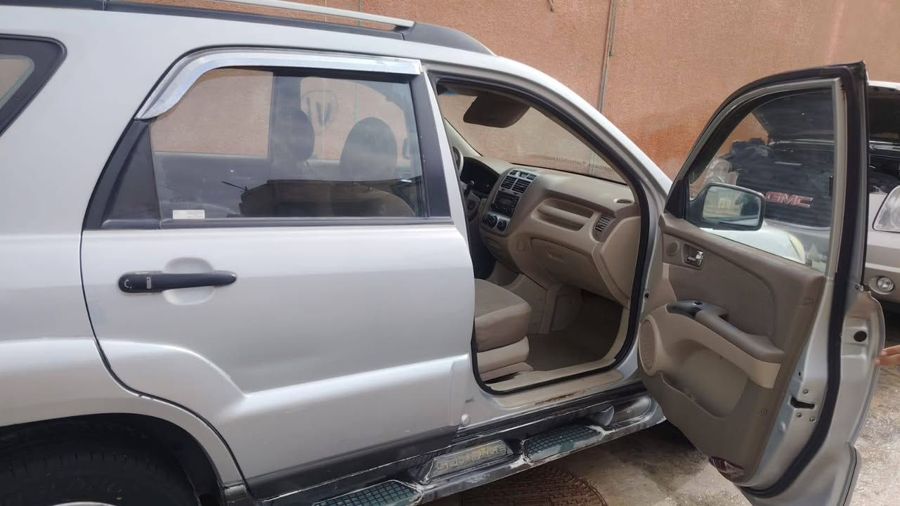 السلام عليكم سيارة كيا سبورتج موديل 2008 مكفولة من اي ضربة او تبديل محرك كير تبريد  صدر تخم تاير كهربائيات كلها تعمل وبشكل طبيعي فقط بعض الخدوش محرك 2000  بسمي تحويل مباشر السعر 95 ورقة رقم الموبايل ***********  بغداد الشعب سبع قصور
