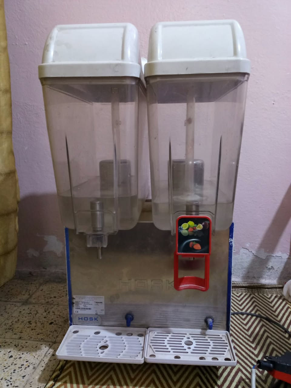 السلام عليكم متاح مكينه شربت نوع هوسك تركي ام الحوضين تبريدها شرط فول بس ناقصها ربط الشلال  موجود الشلال مالها بس ما مربوط للاتصال ***********
