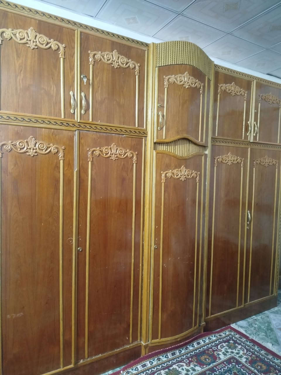 اثاث مستعمل للبيع 
تخم 10مقاعد ب200
غرفة نوم 300
سنك مع الملحق متر و20 ب75
كاونتر متر ونص ب85
للاستفسار ***********
