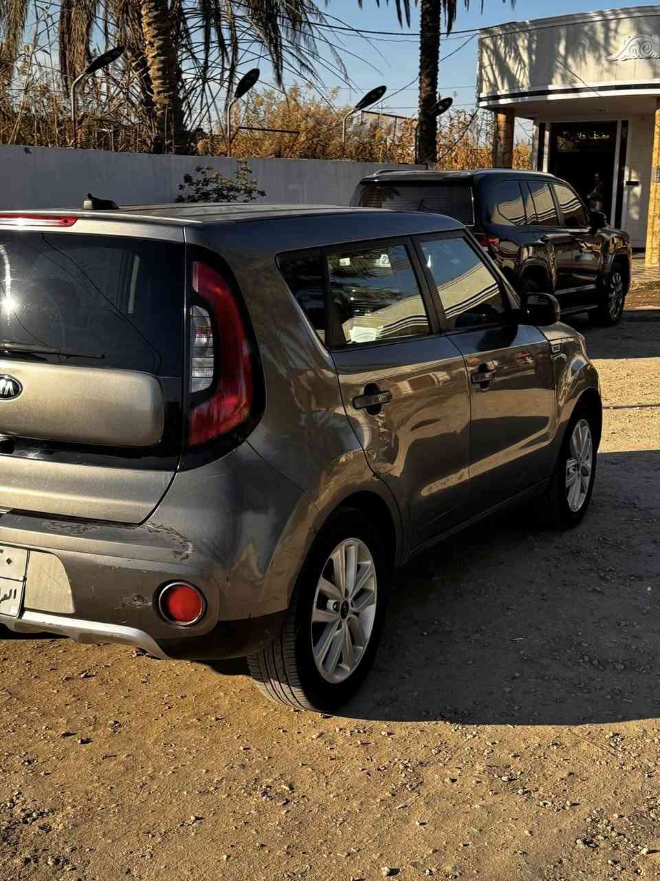 السلام عليكم للبيع كيا صول موديل ٢٠١٨ وارد امريكي رقم سليمانية بأسمنا شخصياً حادثها جاملغ امامي وباب  الصدر بدون دواخل وهنا صاير بيها صبغ بنيد وجاملغ خلفي وباب خلفي يعني السياره بيها ٥ قطع (بدون دواخل) (ابيع حزام)
مكينه ٢٠٠٠ 
ماشيه ٨٩ الف حقيقي
شاشه جبيره 
كامره خلفيه 
تحكم ستيرن جهتين
وبقية المواصفات المعروفه 
السعر ١٠٤ للاستفسار ***********
مكان السياره بابل مشروع المسيب
