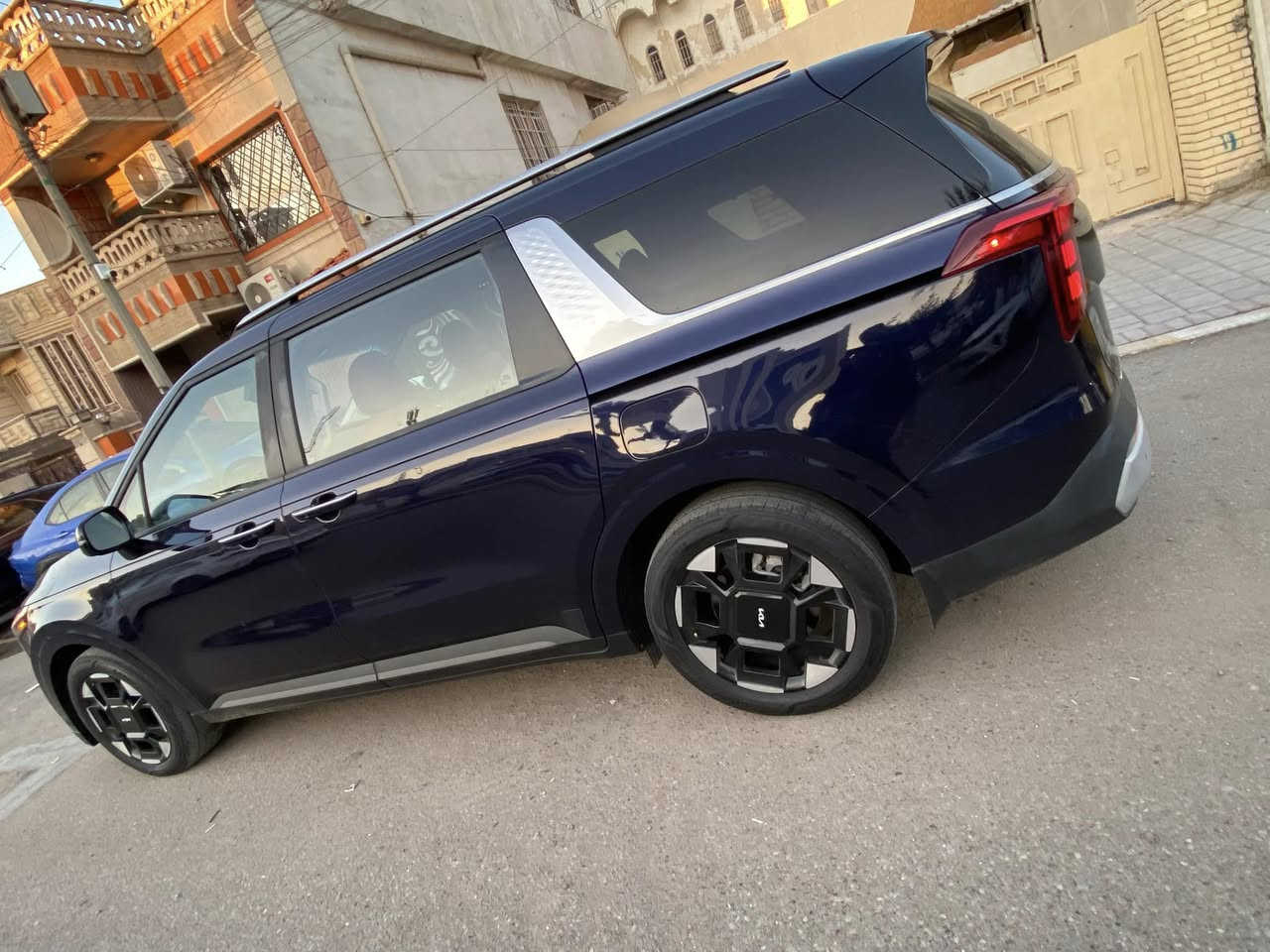 كيا كرنفال موديل ٢٠٢٥ وارد امريكي دخول جديد مرقم بغداد  فول مواصفات ما عده الفتحه ٨راكب جاهزه السياره اي نقص مابيها حادثها جانبي صبغ ٣قطع ماشيه ٢٩ ألف ٦سلندر  السعر٢٧٥٠٠$ وبيها مجال موجود بغداد شارع فلسطين للأستفسار *********** لون السياره نيلي
