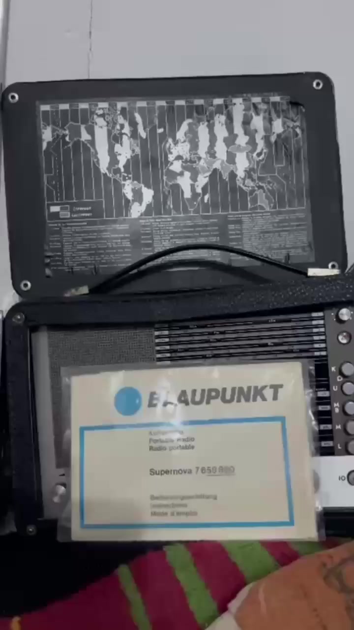 راديو بلوبنكت الماني للبيع نظيف جدا موجات متوسطة وقصيرة و fm والسعر ع الخاص او ع هذا الرقم واتساب 
***********
