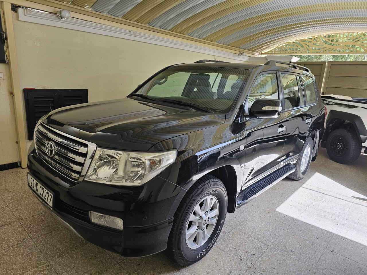 سلام عليكم عندي سياره البيع لاندكروز موديل 2011 رقم سلمانيه سياره جديده وحلوه كشن كهربائي بقلاوة مكفول كفاله عامه ماشيه 100 ألف تحويل مباشر عنوان بغداد ولشراي يتصل على ***********
