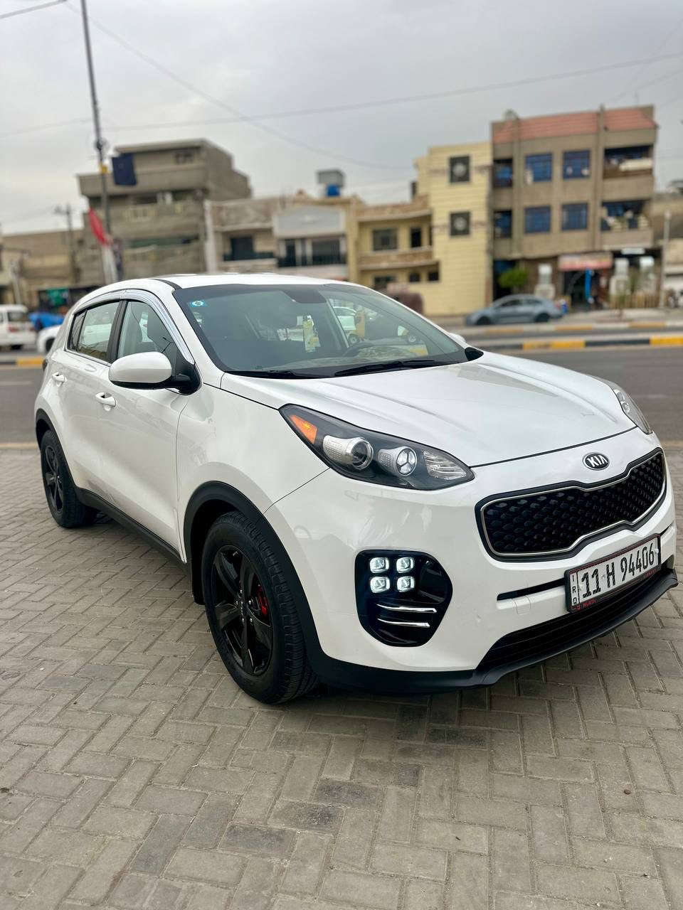 كيا سبورتج 2017
 وارد امريكي جديدة جداً
حادثهة طخة بالباب الخلف السائق مصلح نفسة ومصبوغ بدون تبديل شبه مابيهة حادث
محرك 2400 جي دي آي
ماشية 80,000 ميل 
جاهزة برغي مابيهة نقص
رقم بغداد الجديد بأسمي
السعر 153
مكانهة بغداد حي الاعلام 
***********
