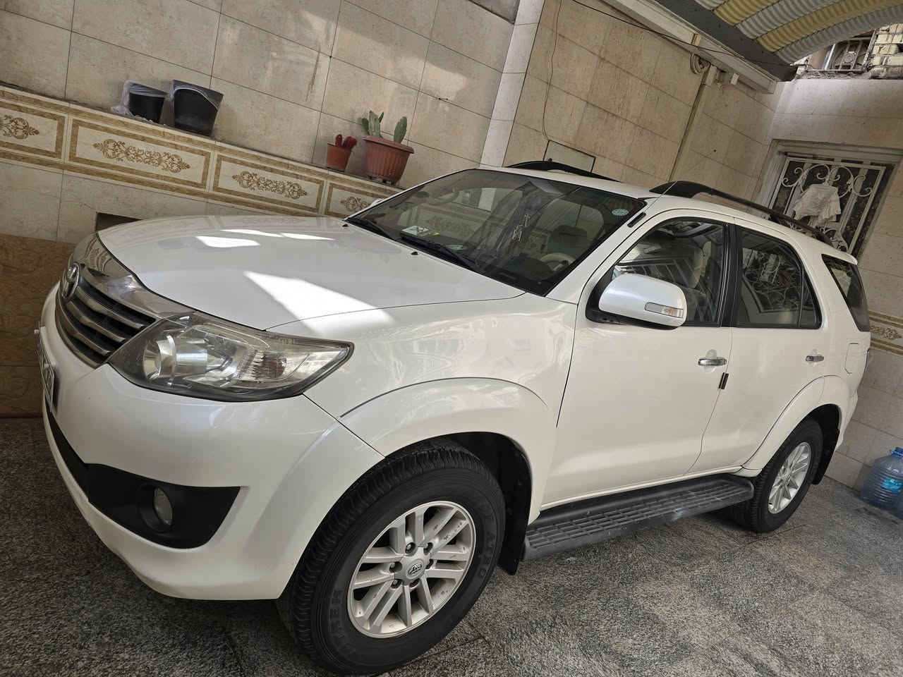 السلام عليكم تويوتا فورتشنر مديل 2014 محرك 4000 سته 6 سلندر على وضع الشركة ما مفتوح ماشيه 160 مكفولة لون ابيض صدفي ثلاث قطع تبريد رقم شمالي وكالة بسمنه السعر 240 $ ... 
*********** مكان السيارة بصرة شط العرب
