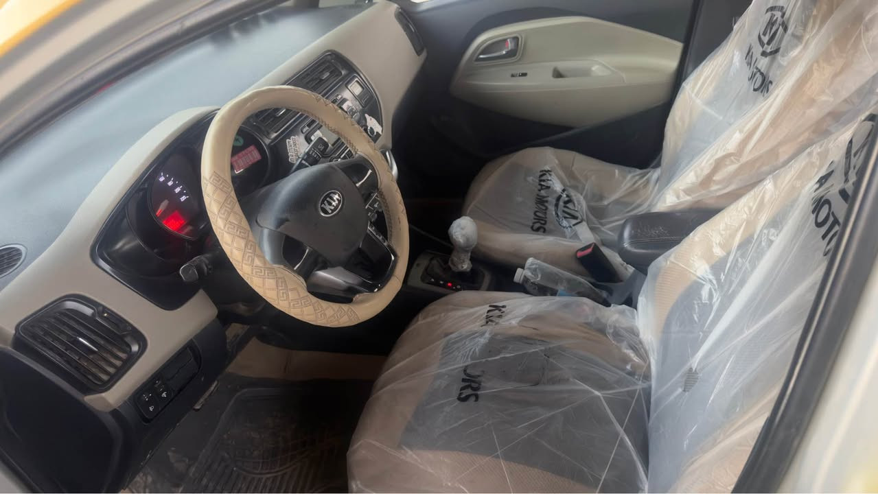 كيا ريو 2014 خليجي 1600 
رقم مثنى انكليزي 
سنويه لل29
بيه ضربه بل البنيد  ومصلح نفسه  جهت السايق بدون دواخل بدون ارباك 
كير حداديه مكينه تبريد  باتري تايرات كله تمام 
السعر 85 وبيه مجال بسيط 
العنوان / ديوانيه مركز 

*********** ديوانية, القادسية
