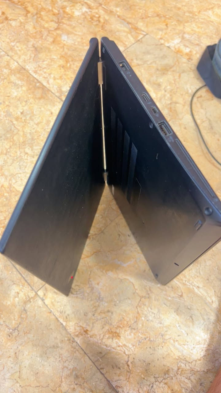 💻 للبيع بسعر تنافسي : لابتوب Lenovo ThinkPad Yoga 370 (نسخة الـ 2in1 المتحولة) 🌟
جهاز العمل الشاق والأناقة، يجمع بين قوة الـ ThinkPad ومرونة الـ Yoga (يتحول تابلت 360 درجة مع شاشة لمس).

✅ المواصفات التقنية:

المعالج (CPU): Intel Core i5-7300U بسرعة تصل إلى 2.71 GHz (أداء مستقر وسريع للمهام المكتبية والدراسية).

الذاكرة العشوائية (RAM): 8 GB (تضمن لك سلاسة في فتح البرامج المتعددة).

الهارد (Storage): 256 GB نوع SSD NVMe (إقلاع الويندوز بثواني وسرعة فائقة في نقل البيانات).

الشاشة: لمس (Touch Screen) بدقة عالية، قابلة للطي 360 درجة لتستخدم كجهاز تابلت.

كارت الشاشة: Intel HD Graphics 620.

النظام: Windows 10 Pro أصلي ومفعل.

✨ مميزات إضافية:

التصميم: هيكل متين جداً بمعايير عسكرية معروفة بها فئة الـ ThinkPad.

لوحة المفاتيح: كيبورد عربي/إنكليزي مريح جداً في الطباعة مع الإضاءة الشهيرة.

المنافذ: يحتوي على كافة المنافذ الضرورية (USB, HDMI, Type-C).

الحالة: الجهاز بحالة ممتازة جداً (نظيف) كما موضح بالصور.

💰 السعر: [300] (قابل للتفاوض البسيط)

📍 المكان: [بغداد|حي الجامعة| شارع 66]
📞 للتواصل والاستفسار: [***********] أو مراسلة الخاص.

ملاحظة: الجهاز مثالي للطلاب، المبرمجين، وأصحاب الأعمال اللي يحتاجون جهاز خفيف

الملحقات: الشاحن الأصلي موجود + حقيبة +ماوس هدية
@إشارة
