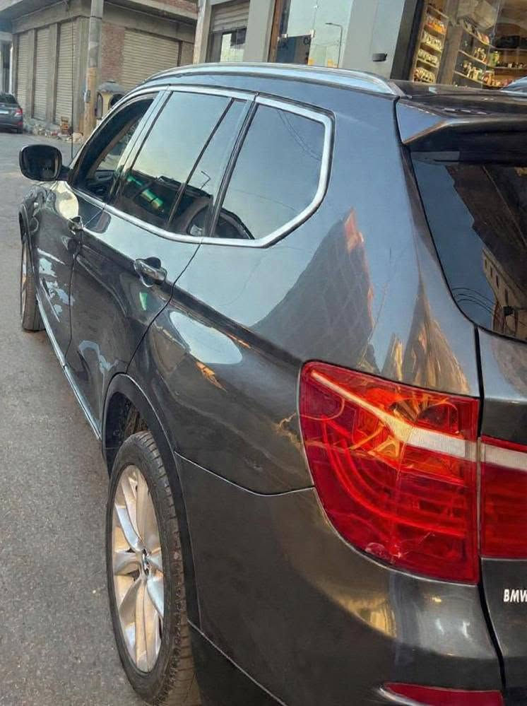 *BMWX3  فابريكا فابريكا 🔥*
*موديل 2013*
*المكنة والأساسيات:*
- الموتور: 3000cc - 6 سلندر 
- العداد: 325,000 كم شرعي
- الحالة: فابريكا دواخل وسقف وشنطة وأعمدة بدون جرام بوية
- الفتيس: أوتوماتيك

*الكماليات:*
- سقف بانوراما
- شاشة تاتش أصلية 
- جنوط سبور 18
- سنسور بارك خلفي 
- تكييف تاتش بارد تلج
- باور - 6 إيرباج
- مثبت سرعة + تحكم طارة مالتى
- مرايات ضم كهربا
بصمه 

*الورق:*
- رخصة سنة باسمي - مرور محرم بك اسكندرية
- العربية مش محتاجة مصروف - جاهزة للسفر


**إذا كنت صاحب هذا الإعلان وتريد حذفه لأي سبب، رجاءا أرسل رسالة إلى الدعم الفني**