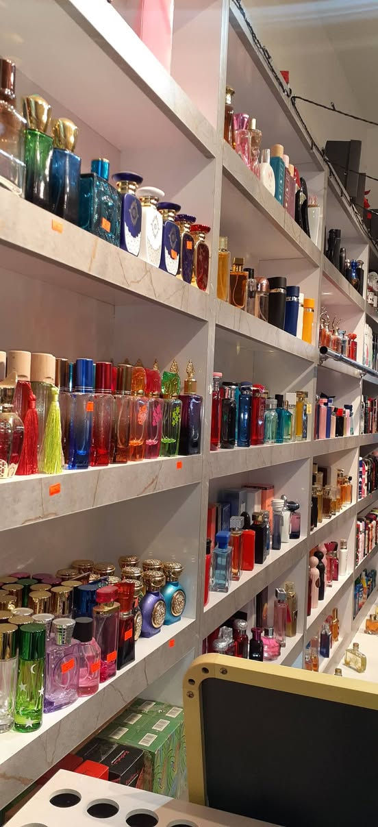 متاح محل عطور وحجابات كامل متكامل بضاعه كامله 
عطور تعبئه اكثر من ١٧٠ نوع 
عطور جاهز اصلي 
عطور جاهز كوبي 
حجابات بكل الأنواع 
ديكور كامل 
سبلت بلازمه جام خانه اناره مع موجهات وشغله خير من ا وبي معاميل بس صارلي ضرف وأريد وعرضته 
اجار مناسب 
وسعر مناسب 
تواصلو على الرقم 
***********
باقي التفاصيل والصور خاص كربلاء, العراق
